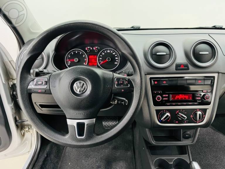 VOLKSWAGEN - VOYAGE 1.6 MI 8V FLEX 4P AUTOMATIZADO - 2013/2014 - PRATA - R$ 44.900,00