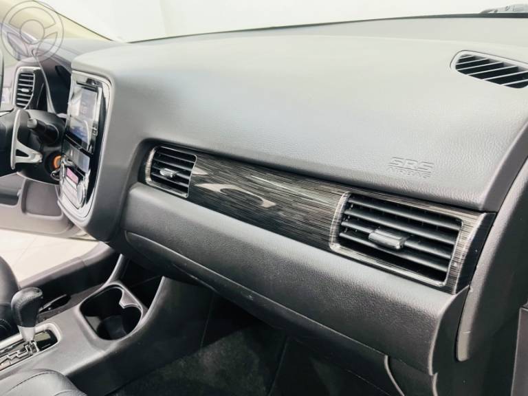 MITSUBISHI - OUTLANDER 3.0 GT 4X4 V6 24V 4P AUTOMÁTICO - 2015/2016 - PRATA - R$ 106.000,00