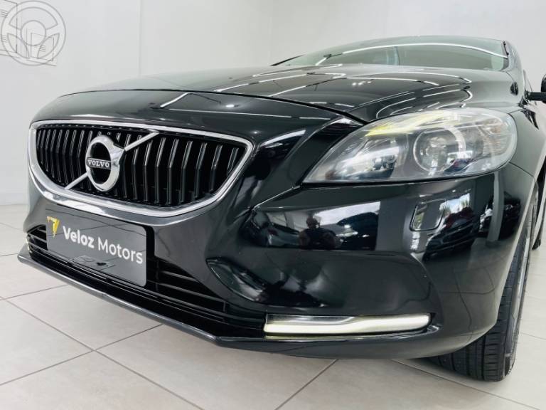 VOLVO - V40 2.0 T4 DYNAMIC TURBO 4P AUTOMÁTICO - 2013/2014 - PRETA - R$ 72.990,00