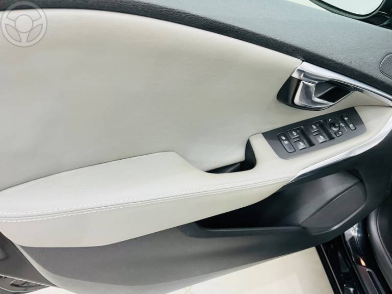 VOLVO - V40 2.0 T4 DYNAMIC TURBO 4P AUTOMÁTICO - 2013/2014 - PRETA - R$ 72.990,00