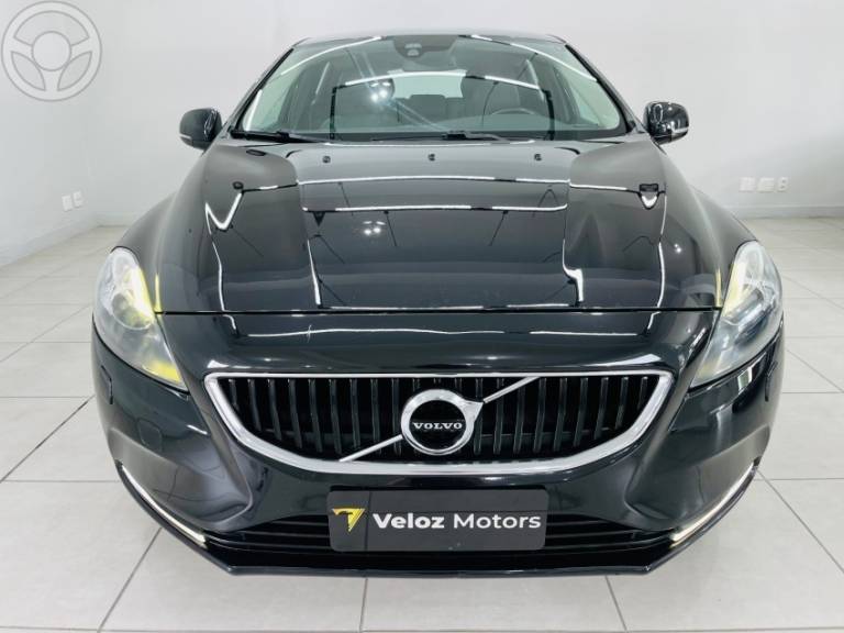 VOLVO - V40 2.0 T4 DYNAMIC TURBO 4P AUTOMÁTICO - 2013/2014 - PRETA - R$ 72.990,00