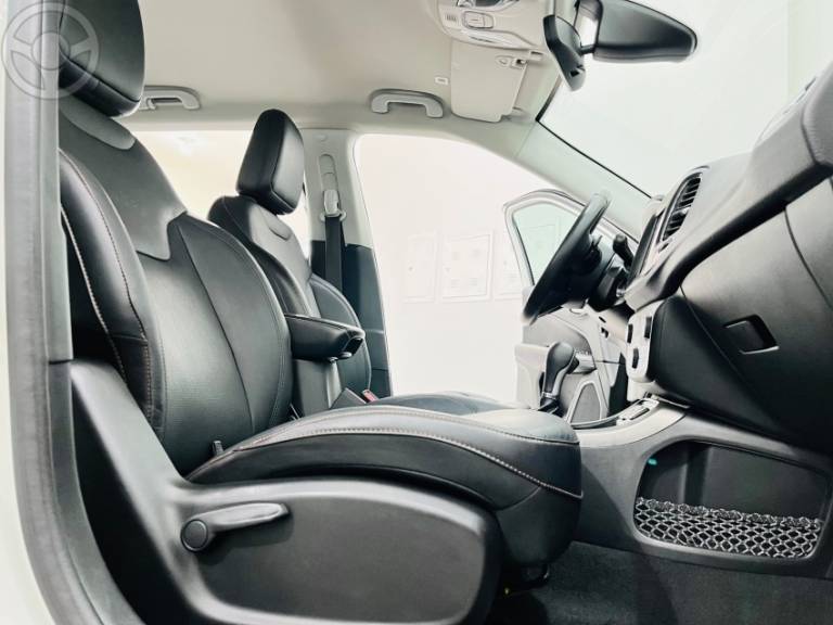 JEEP - COMPASS 2.0 16V FLEX LONGITUDE AUTOMÁTICO - 2018/2019 - BRANCA - R$ 95.900,00