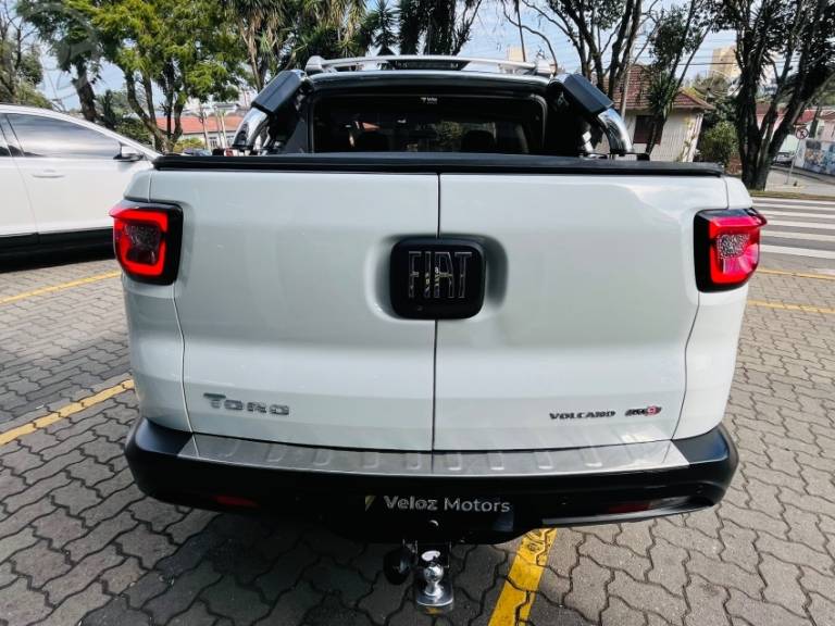 FIAT - TORO 2.0 16V TURBO DIESEL VOLCANO AT9 4X4 AUTOMÁTICO - 2016/2017 - BRANCA - R$ 98.900,00