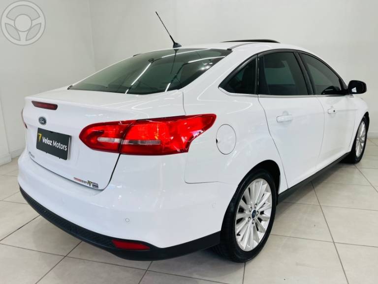 FORD - FOCUS 2.0 TITANIUM PLUS SEDAN 16V FLEX 4P AUTOMÁTICO - 2015/2016 - BRANCA - R$ 69.900,00