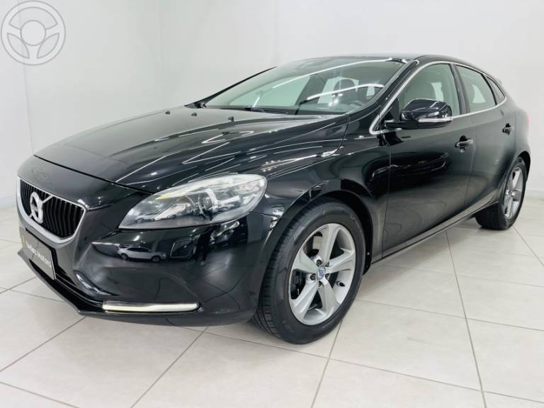 VOLVO - V40 2.0 T4 DYNAMIC TURBO 4P AUTOMÁTICO - 2013/2014 - PRETA - R$ 72.990,00