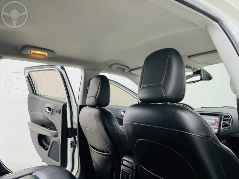 JEEP - COMPASS 2.0 16V FLEX LONGITUDE AUTOMÁTICO - 2017/2018 - BRANCA - R$ 93.990,00