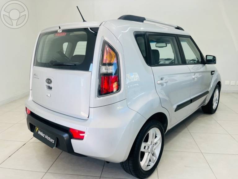 KIA MOTORS - SOUL 1.6 EX 16V FLEX 4P AUTOMÁTICO - 2010/2011 - PRATA - R$ 47.900,00