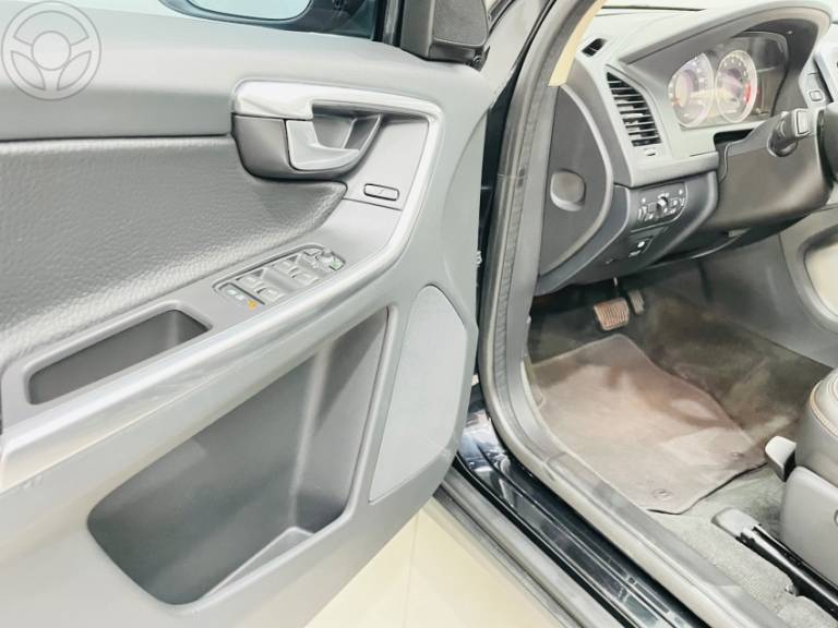 VOLVO - XC60 2.0 T5 COMFORT FWD TURBO 4P AUTOMÁTICO - 2012/2012 - PRETA - R$ 61.900,00