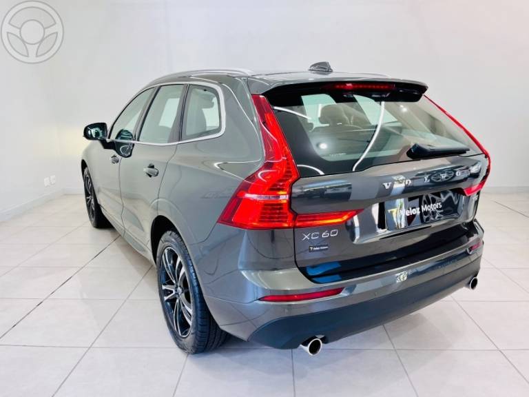 VOLVO - XC60 2.0 T5 MOMENTUM 4P AUTOMÁTICO - 2017/2018 - CINZA - R$ 165.900,00