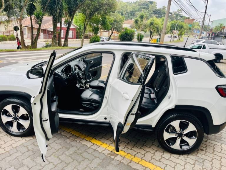JEEP - COMPASS 2.0 16V FLEX LONGITUDE AUTOMÁTICO - 2017/2018 - BRANCA - R$ 93.990,00