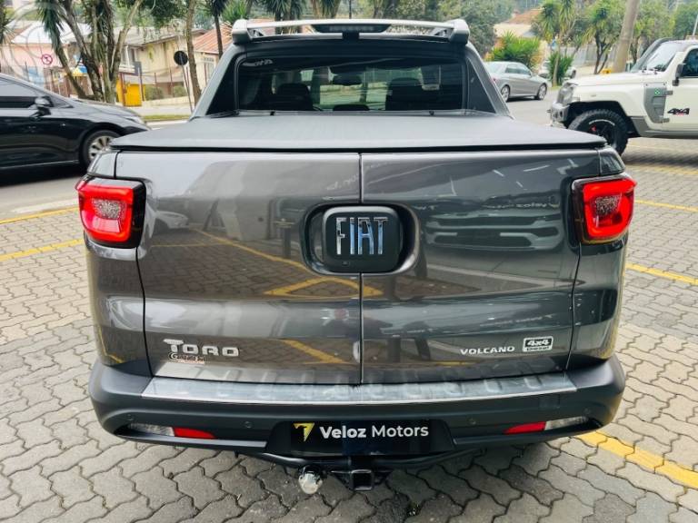FIAT - TORO 2.0 16V TURBO DIESEL VOLCANO 4WD AUTOMÁTICO - 2021/2022 - CINZA - R$ 134.500,00