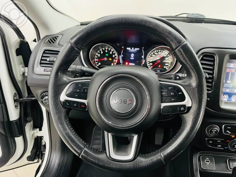 JEEP - COMPASS 2.0 16V FLEX LONGITUDE AUTOMÁTICO - 2017/2018 - BRANCA - R$ 93.990,00