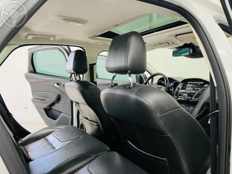 FORD - FOCUS 2.0 TITANIUM PLUS SEDAN 16V FLEX 4P AUTOMÁTICO - 2015/2016 - BRANCA - R$ 69.900,00