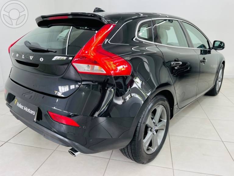 VOLVO - V40 2.0 T4 DYNAMIC TURBO 4P AUTOMÁTICO - 2013/2014 - PRETA - R$ 72.990,00