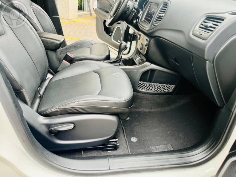 JEEP - COMPASS 2.0 16V FLEX LONGITUDE AUTOMÁTICO - 2017/2018 - BRANCA - R$ 93.990,00
