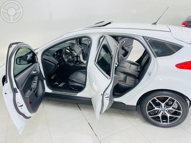 FORD - FOCUS 2.0 TITANIUM PLUS 16V FLEX 4P AUTOMÁTICO - 2015/2016 - BRANCA - R$ 74.500,00