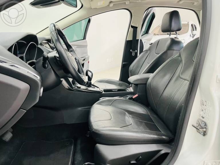 FORD - FOCUS 2.0 TITANIUM PLUS SEDAN 16V FLEX 4P AUTOMÁTICO - 2015/2016 - BRANCA - R$ 69.900,00