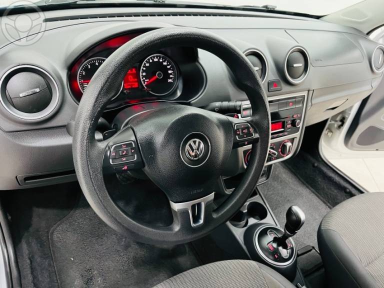 VOLKSWAGEN - VOYAGE 1.6 MI 8V FLEX 4P AUTOMATIZADO - 2013/2014 - PRATA - R$ 44.900,00