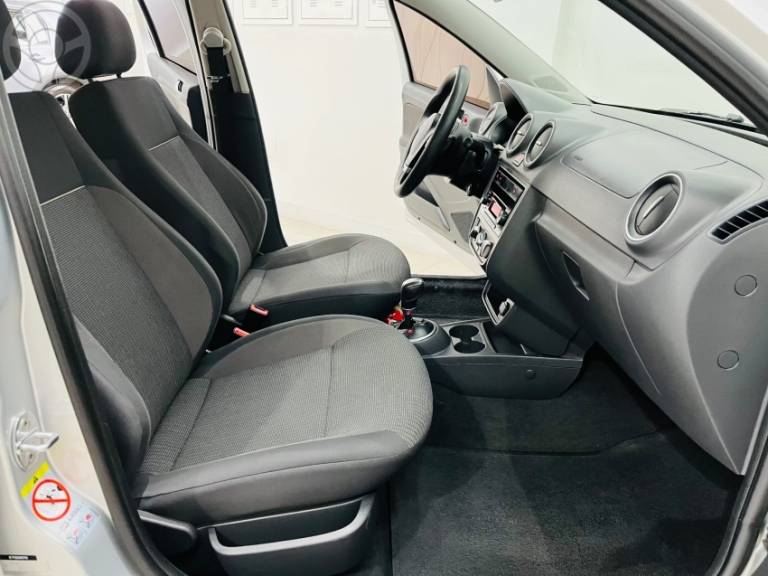 VOLKSWAGEN - VOYAGE 1.6 MI 8V FLEX 4P AUTOMATIZADO - 2013/2014 - PRATA - R$ 44.900,00