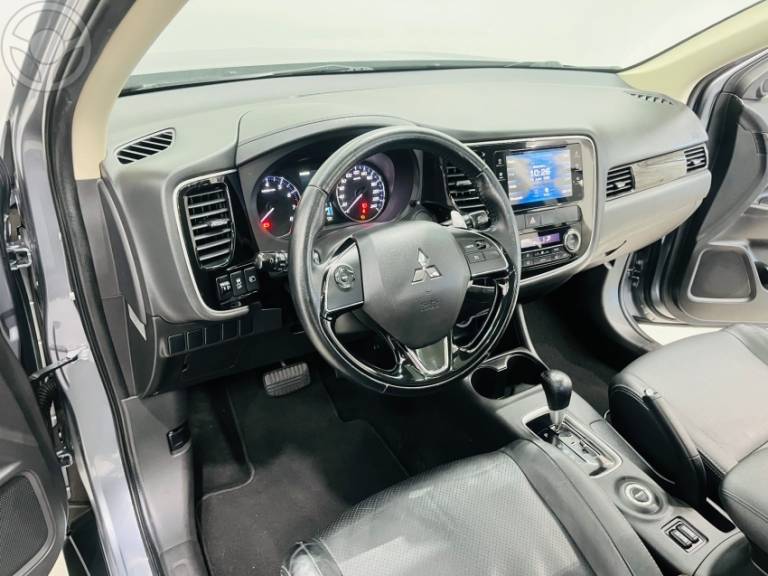 MITSUBISHI - OUTLANDER 3.0 GT 4X4 V6 24V 4P AUTOMÁTICO - 2015/2016 - PRATA - R$ 106.000,00