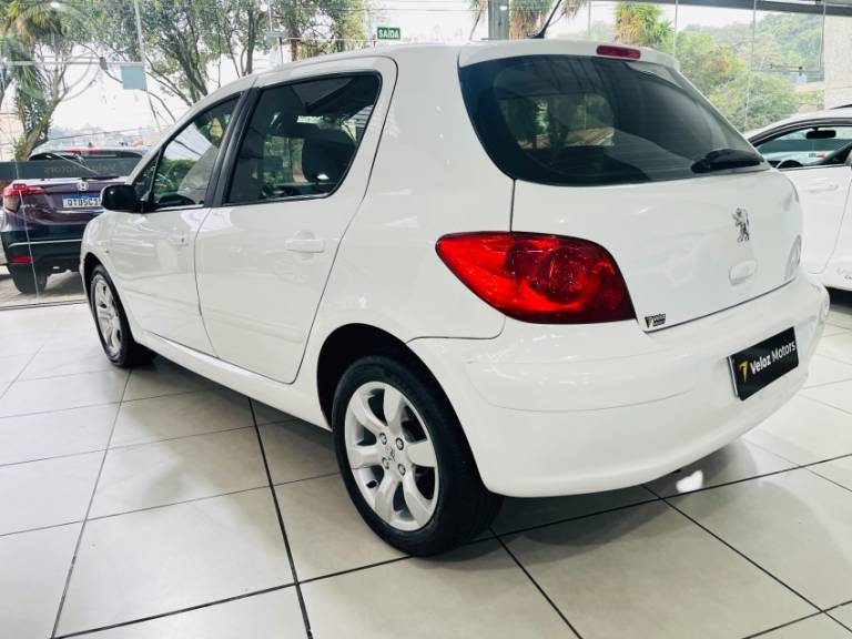 PEUGEOT - 307 1.6 PRESENCE PACK 16V FLEX 4P MANUAL - 2010/2011 - BRANCA - R$ 31.500,00