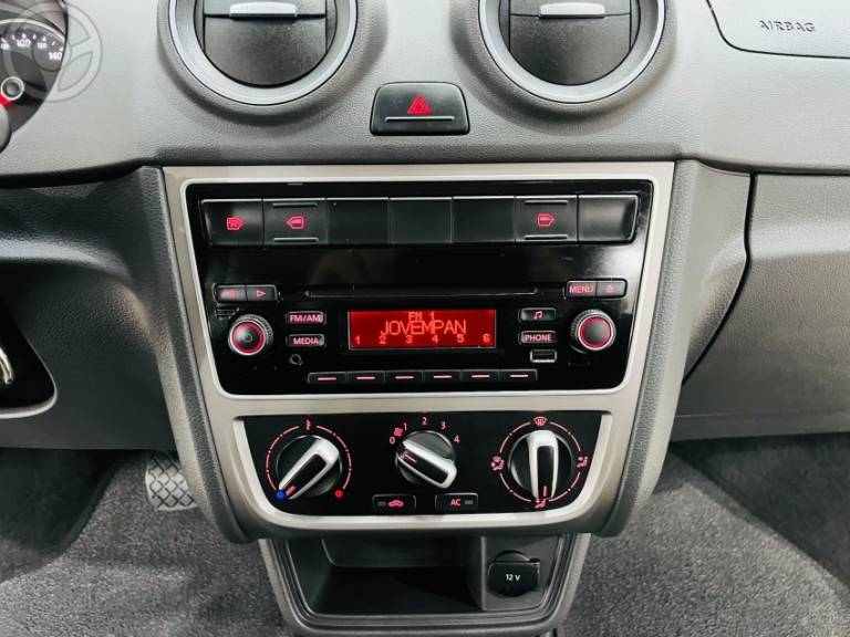 VOLKSWAGEN - VOYAGE 1.6 MI 8V FLEX 4P AUTOMATIZADO - 2013/2014 - PRATA - R$ 44.900,00