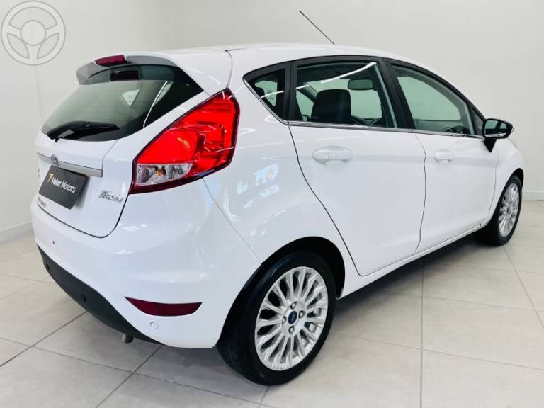 FORD - FIESTA 1.6 TITANIUM HATCH 16V FLEX 4P AUTOMÁTICO - 2014/2015 - BRANCA - R$ 50.990,00