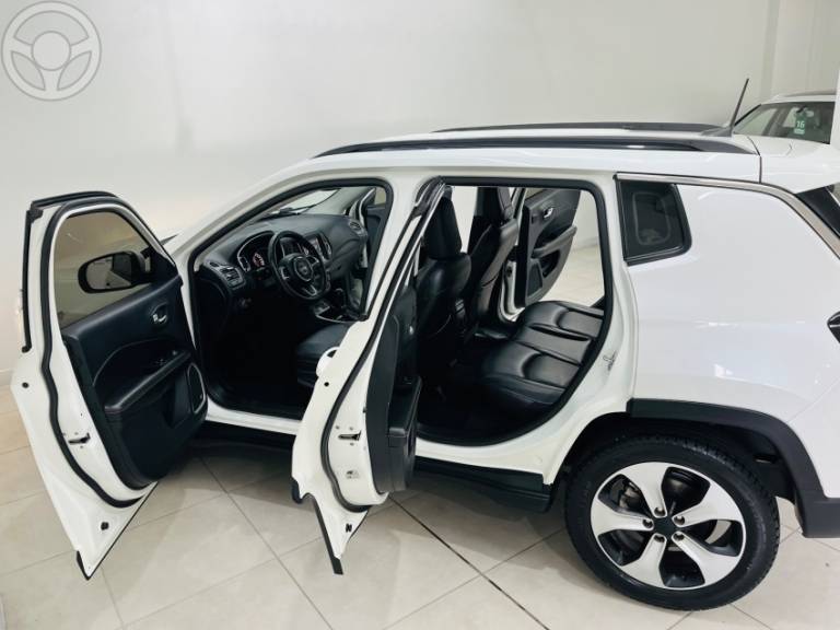 JEEP - COMPASS 2.0 16V FLEX LONGITUDE AUTOMÁTICO - 2017/2018 - BRANCA - R$ 93.990,00