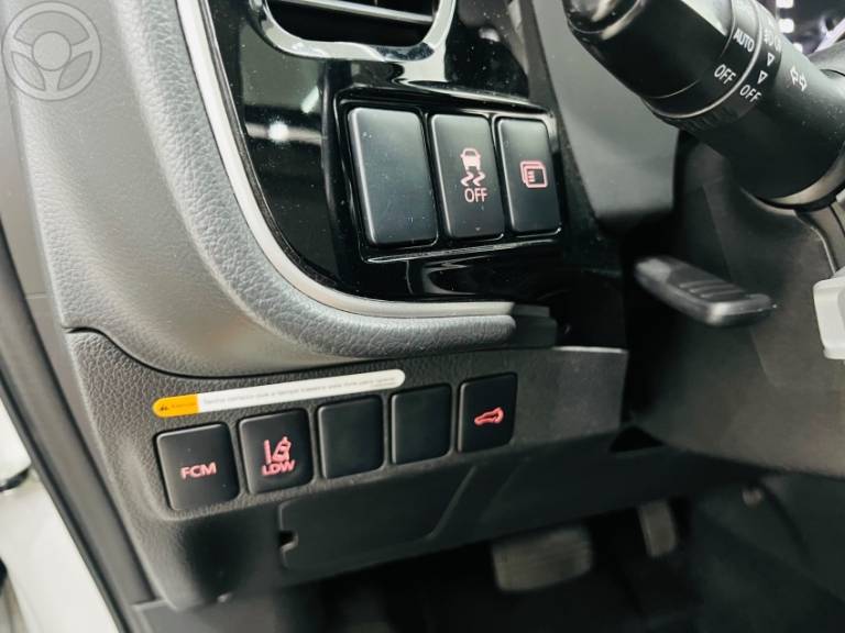 MITSUBISHI - OUTLANDER 2.2 4X4 16V DIESEL 4P AUTOMÁTICO - 2015/2016 - BRANCA - R$ 112.990,00