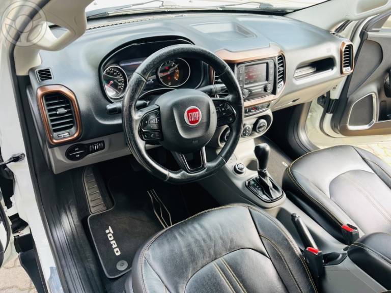 FIAT - TORO 2.0 16V TURBO DIESEL VOLCANO AT9 4X4 AUTOMÁTICO - 2016/2017 - BRANCA - R$ 98.900,00