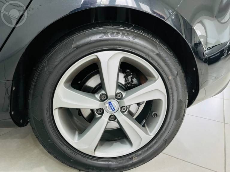 VOLVO - V40 2.0 T4 DYNAMIC TURBO 4P AUTOMÁTICO - 2013/2014 - PRETA - R$ 72.990,00